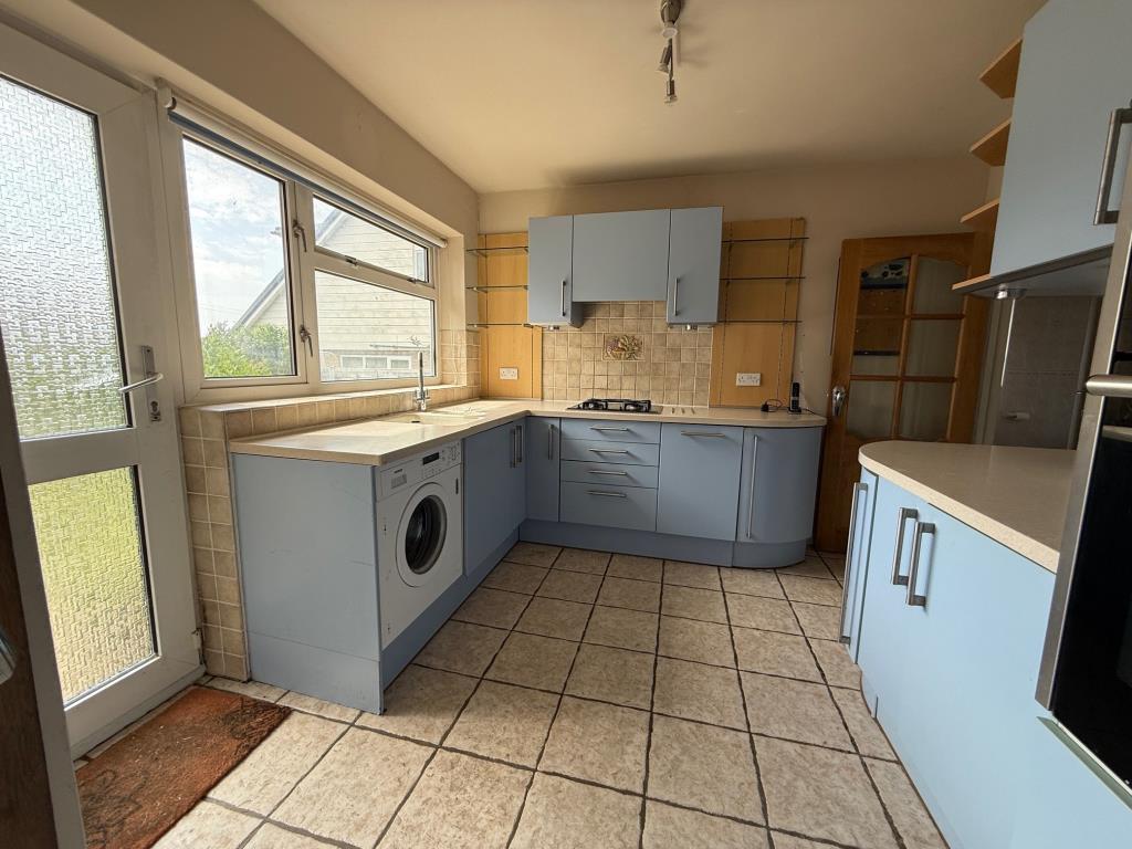 Lot: 100 - DETACHED HOUSE FOR IMPROVEMENT - Kitchen with access to hallway and rear garden